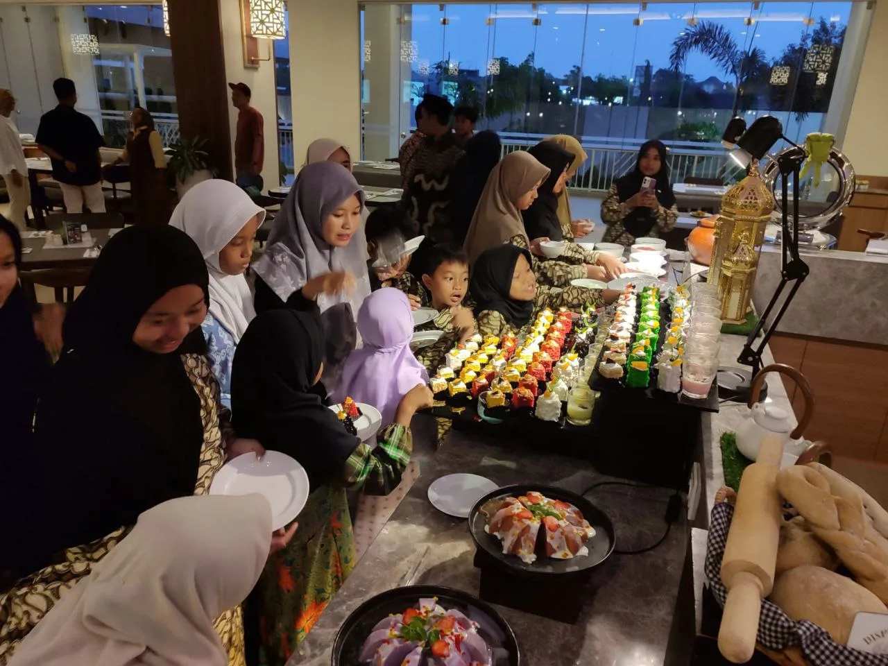 100+ Menu Iftar, Hadiah Umrah, hingga Sentuhan Hangat untuk Anak Panti